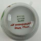 Giraud Limoges (Frankreich): Le Chambrelain Dekor Main 20 tlg Geschirr bestehend aus 6 Kaffeetassen, 6 Desserteller, 1 Kaffeekanne, 1 Zuckerdose, 1 Milchkännchen, 4 Speiseteller, 1 großer Teller, Boden gestempelt: Girau… - photo 5