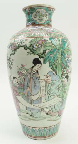 China: Vase mit Gelehrten und floralem Dekor. - photo 1