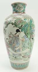 China: Vase mit Gelehrten und floralem Dekor.