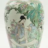 China: Vase mit Gelehrten und floralem Dekor. - photo 1