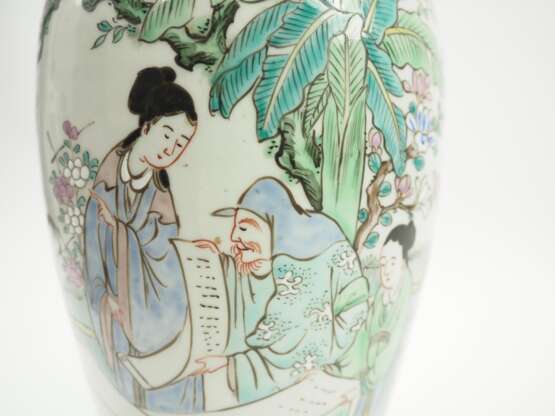 China: Vase mit Gelehrten und floralem Dekor. - photo 2