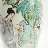 China: Vase mit Gelehrten und floralem Dekor. - photo 2