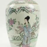 China: Vase mit Gelehrten und floralem Dekor. - photo 3