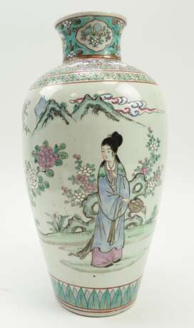 China: Vase mit Gelehrten und floralem Dekor. - photo 3