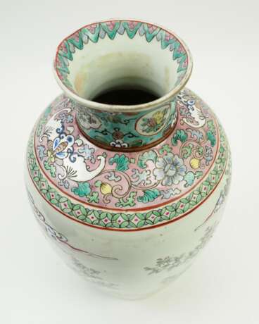 China: Vase mit Gelehrten und floralem Dekor. - photo 4