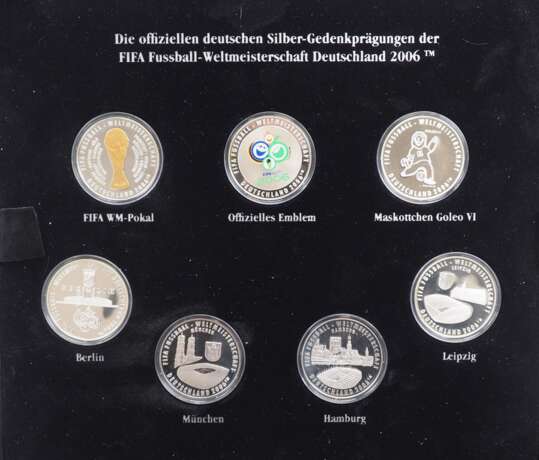 BRD: FIFA Fussball WM Deutschland 2006 SILBER Münzen Set, im Präsentationsetui. - photo 2