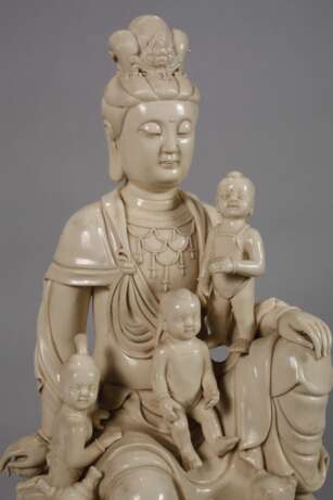 Große Blanc-de-Chine-Figur "Guanyin als Beschützerin der Kinder" - фото 2