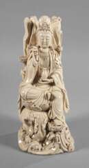 Blanc-de-Chine-Figur &quot;Guanyin mit Weidenzweig und Ambrosiaflasche&quot;