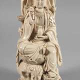 Blanc-de-Chine-Figur "Guanyin mit Weidenzweig und Ambrosiaflasche" - photo 1