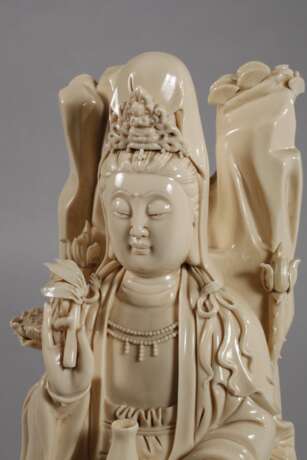 Blanc-de-Chine-Figur "Guanyin mit Weidenzweig und Ambrosiaflasche" - photo 2