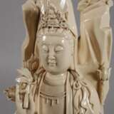 Blanc-de-Chine-Figur "Guanyin mit Weidenzweig und Ambrosiaflasche" - photo 2