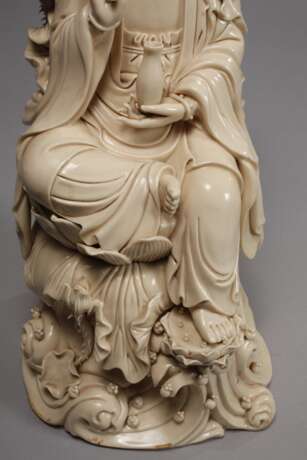 Blanc-de-Chine-Figur "Guanyin mit Weidenzweig und Ambrosiaflasche" - photo 3