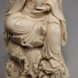 Blanc-de-Chine-Figur "Guanyin mit Weidenzweig und Ambrosiaflasche" - photo 3