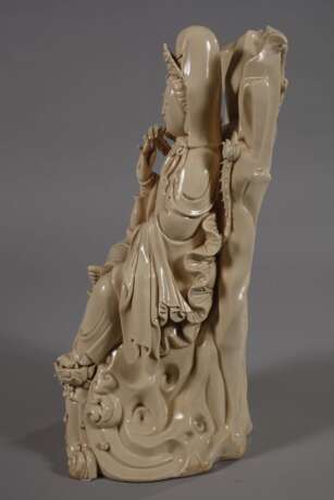 Blanc-de-Chine-Figur "Guanyin mit Weidenzweig und Ambrosiaflasche" - photo 4