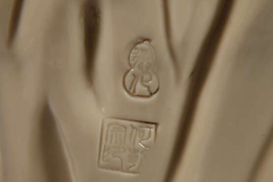 Blanc-de-Chine-Figur "Guanyin mit Weidenzweig und Ambrosiaflasche" - photo 5