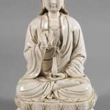 Blanc-de-Chine-Figur "Thronende Guanyin mit Ambrosiaflasche" - photo 1