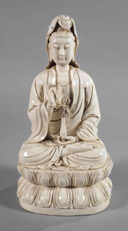 Blanc-de-Chine-Figur "Thronende Guanyin mit Ambrosiaflasche" - photo 1