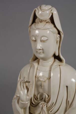 Blanc-de-Chine-Figur "Thronende Guanyin mit Ambrosiaflasche" - photo 2