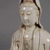 Blanc-de-Chine-Figur "Thronende Guanyin mit Ambrosiaflasche" - photo 2