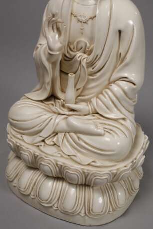 Blanc-de-Chine-Figur "Thronende Guanyin mit Ambrosiaflasche" - photo 3