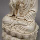 Blanc-de-Chine-Figur "Thronende Guanyin mit Ambrosiaflasche" - photo 3