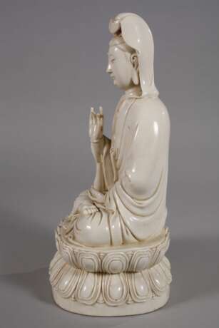 Blanc-de-Chine-Figur "Thronende Guanyin mit Ambrosiaflasche" - photo 4