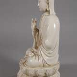 Blanc-de-Chine-Figur "Thronende Guanyin mit Ambrosiaflasche" - photo 4