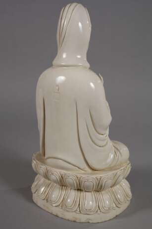 Blanc-de-Chine-Figur "Thronende Guanyin mit Ambrosiaflasche" - photo 5