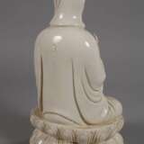 Blanc-de-Chine-Figur "Thronende Guanyin mit Ambrosiaflasche" - photo 5