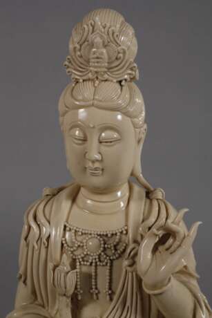 Blanc-de-Chine-Figur "Guanyin mit heiliger Lotosblume" - photo 2