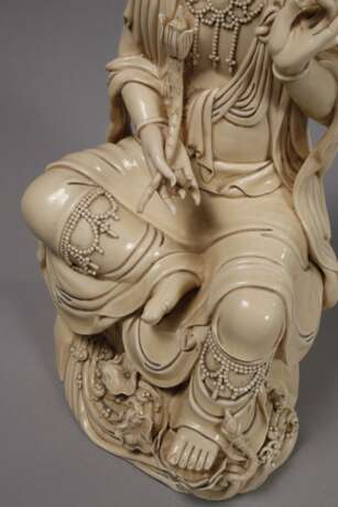 Blanc-de-Chine-Figur "Guanyin mit heiliger Lotosblume" - photo 3