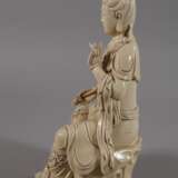 Blanc-de-Chine-Figur "Guanyin mit heiliger Lotosblume" - photo 4