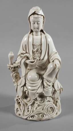 Blanc-de-Chine-Figur "Thronende Guanyin mit Ruyi-Wunschzepter" - photo 1