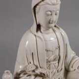 Blanc-de-Chine-Figur "Thronende Guanyin mit Ruyi-Wunschzepter" - photo 2