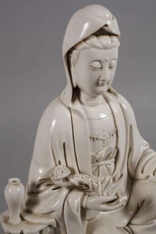 Blanc-de-Chine-Figur "Thronende Guanyin mit Ruyi-Wunschzepter" - photo 2