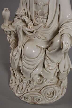 Blanc-de-Chine-Figur "Thronende Guanyin mit Ruyi-Wunschzepter" - photo 3