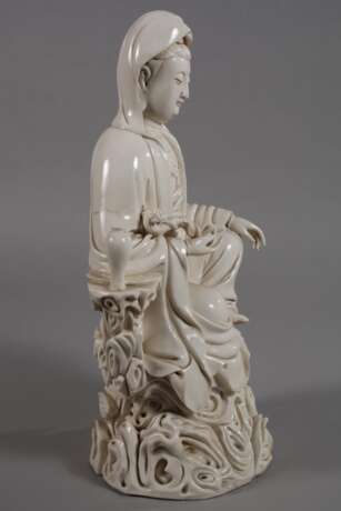 Blanc-de-Chine-Figur "Thronende Guanyin mit Ruyi-Wunschzepter" - photo 4