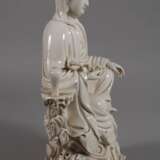 Blanc-de-Chine-Figur "Thronende Guanyin mit Ruyi-Wunschzepter" - photo 4