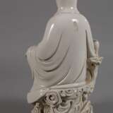 Blanc-de-Chine-Figur "Thronende Guanyin mit Ruyi-Wunschzepter" - photo 5