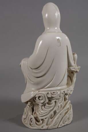 Blanc-de-Chine-Figur "Thronende Guanyin mit Ruyi-Wunschzepter" - photo 5