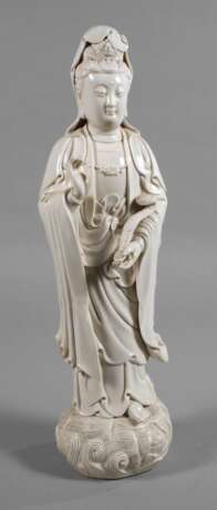 Große Blanc-de-Chine-Figur "Stehende Guanyin mit Ruyi-Wunschzepter" - photo 1