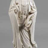 Große Blanc-de-Chine-Figur "Stehende Guanyin mit Ruyi-Wunschzepter" - photo 1