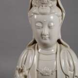 Große Blanc-de-Chine-Figur "Stehende Guanyin mit Ruyi-Wunschzepter" - photo 2