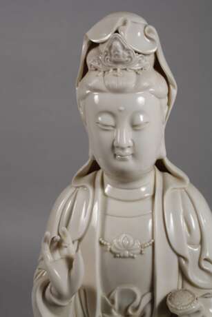 Große Blanc-de-Chine-Figur "Stehende Guanyin mit Ruyi-Wunschzepter" - photo 2