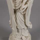 Große Blanc-de-Chine-Figur "Stehende Guanyin mit Ruyi-Wunschzepter" - photo 3