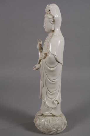 Große Blanc-de-Chine-Figur "Stehende Guanyin mit Ruyi-Wunschzepter" - photo 4