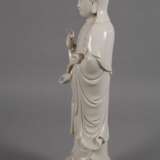 Große Blanc-de-Chine-Figur "Stehende Guanyin mit Ruyi-Wunschzepter" - photo 4