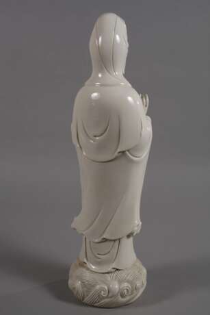 Große Blanc-de-Chine-Figur "Stehende Guanyin mit Ruyi-Wunschzepter" - photo 5