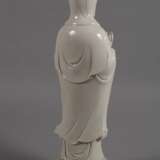 Große Blanc-de-Chine-Figur "Stehende Guanyin mit Ruyi-Wunschzepter" - photo 5