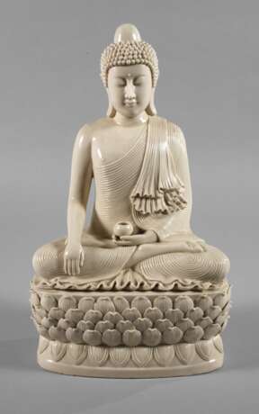 Blanc-de-Chine-Figur des Buddha Shakyamuni im Sarnath-Stil - photo 1